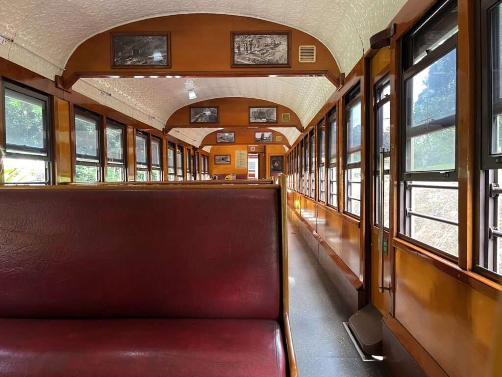キュランダ鉄道の車内